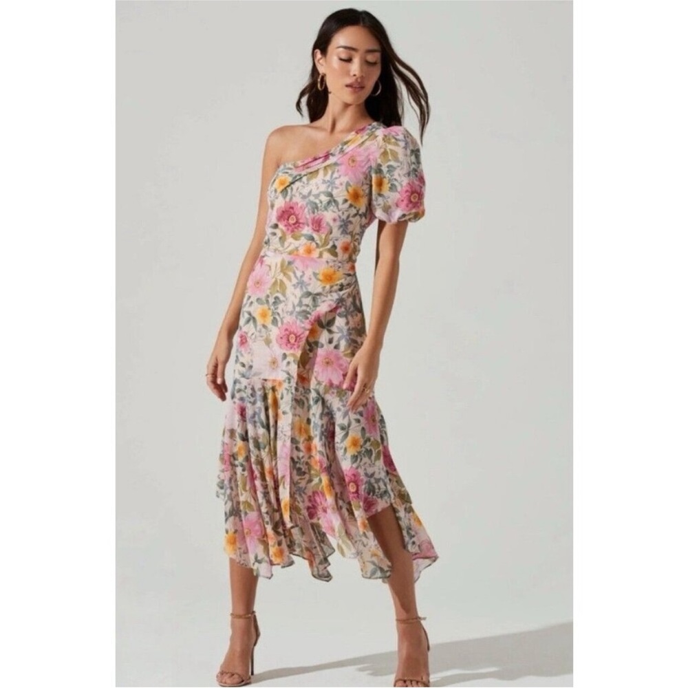 Astr The Label One Shoulder Floral Dress